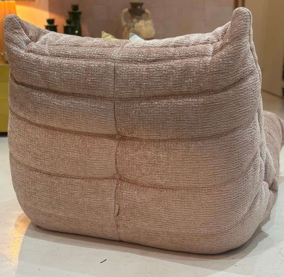 Image 1 of Togo stoel Model Ligne Roset Roze
