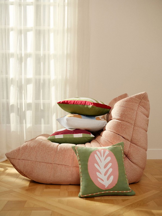 Image 1 of Togo stoel Model Ligne Roset Roze