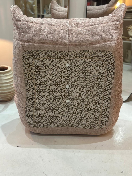 Image 1 of Togo stoel Model Ligne Roset Roze