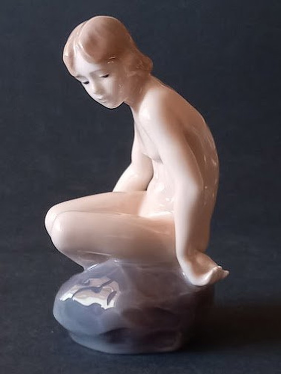 Image 1 of Royal Copenhagen 'Meisje op steen' van Ada Bonfils