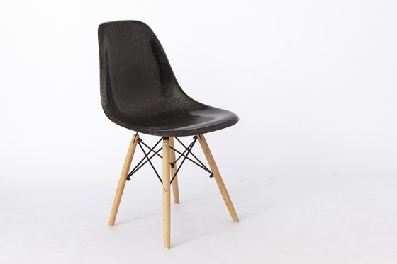 Image 1 of Eames Vintage Stoel Van Herman Miller 1950S