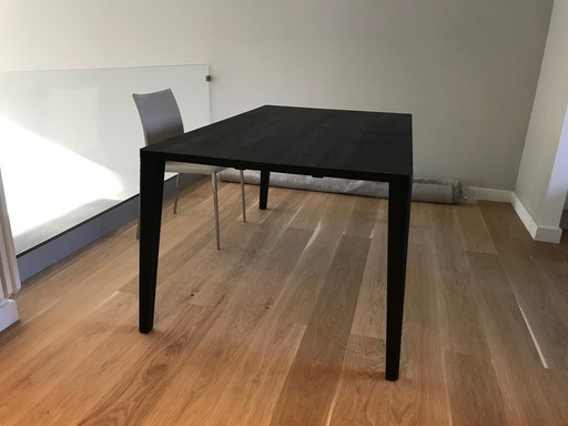 Sierlijke eettafel van Bolia in zwart eiken