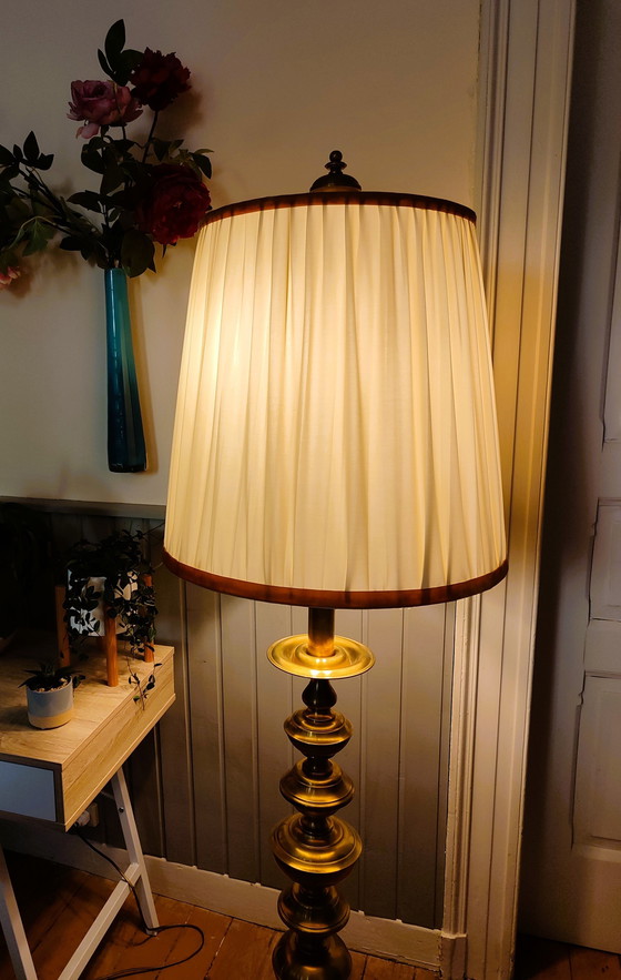 Image 1 of Antieke koperen lamp, staande lamp met prachtige crèmekleurige kap, gouden koperen lamp.