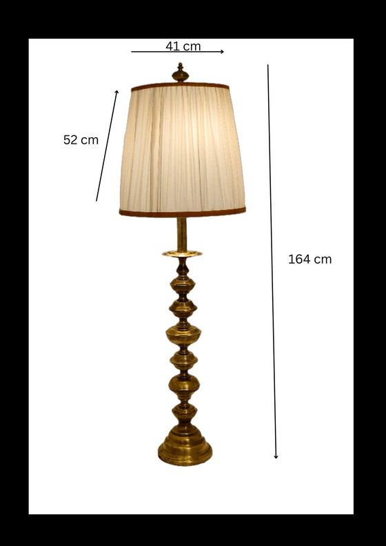 Image 1 of Antieke koperen lamp, staande lamp met prachtige crèmekleurige kap, gouden koperen lamp.