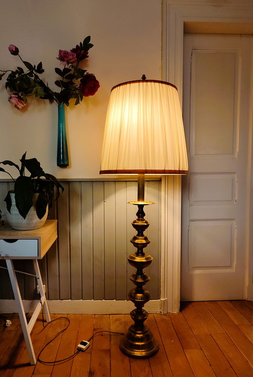 Antieke koperen lamp, staande lamp met prachtige crèmekleurige kap, gouden koperen lamp.