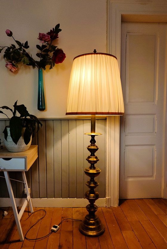 Image 1 of Antieke koperen lamp, staande lamp met prachtige crèmekleurige kap, gouden koperen lamp.