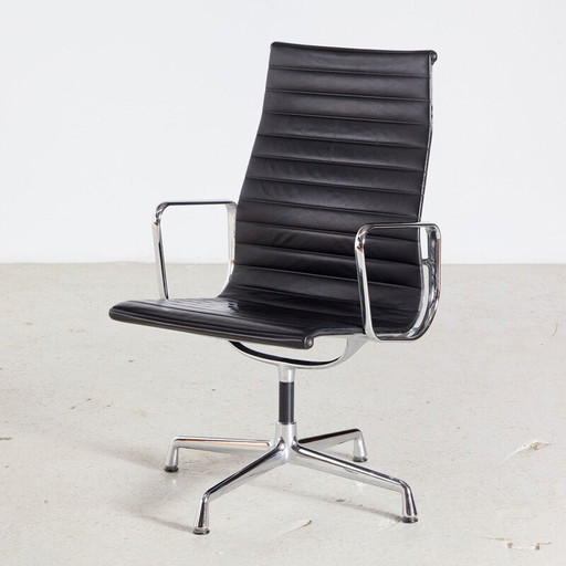 Vintage EA112 bureaudraaifauteuil van Charles & Ray Eames