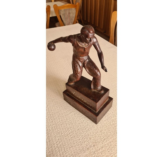 Image 1 of Handgemaakte houten figuur bowler