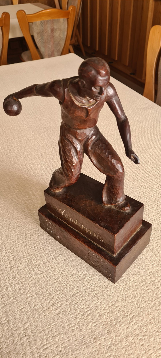 Image 1 of Handgemaakte houten figuur bowler