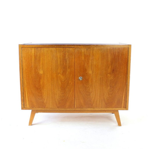 Vintage eiken en zwart glazen dressoir, Tsjecho-Slowakije 1960