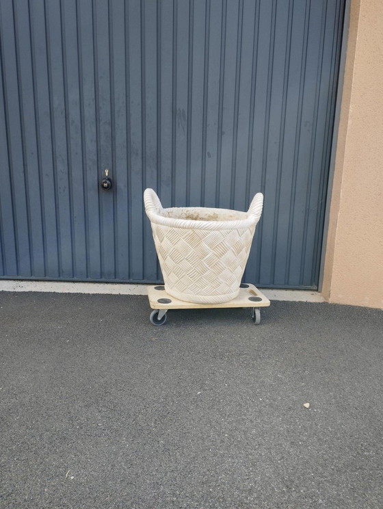 Image 1 of Zeer grote oude stenen plantenbak.