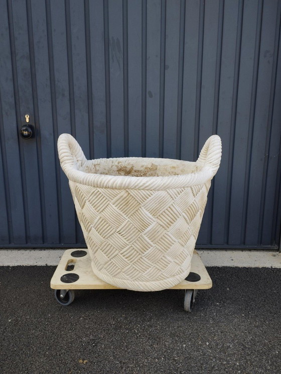 Image 1 of Zeer grote oude stenen plantenbak.