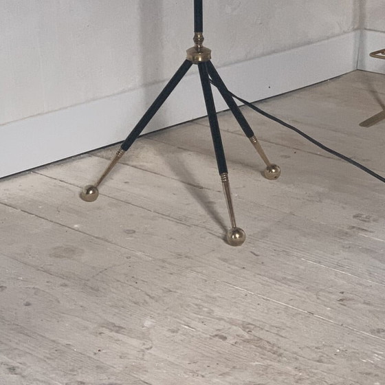Image 1 of Vintage driepoot vloerlamp in zwart metaal en messing bol, 1960