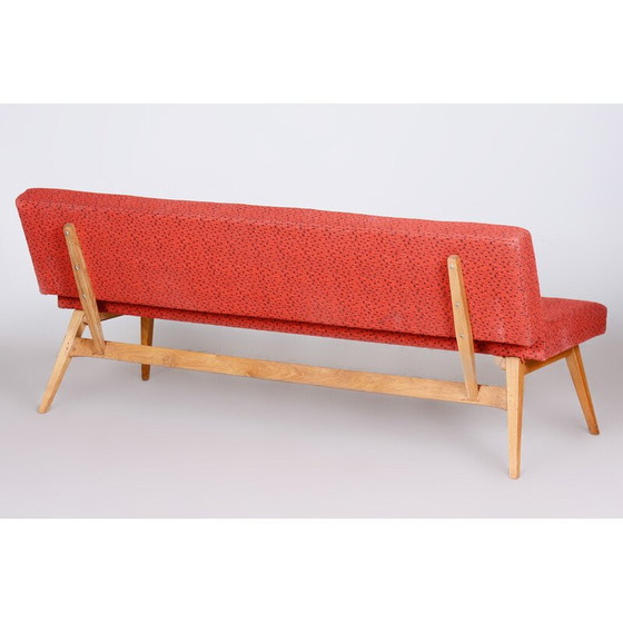 Image 1 of Eikenhouten bank uit Mid Century met rode bekleding, Tsjecho-Slowakije 1950
