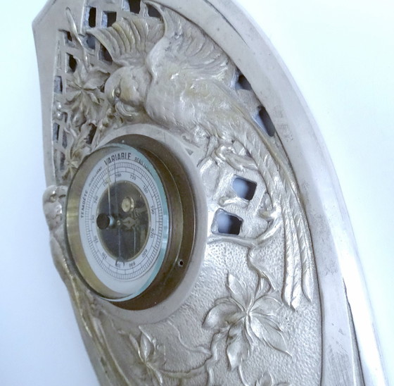 Image 1 of Groot Frans Art Deco Bronzen Weerstation met papegaai