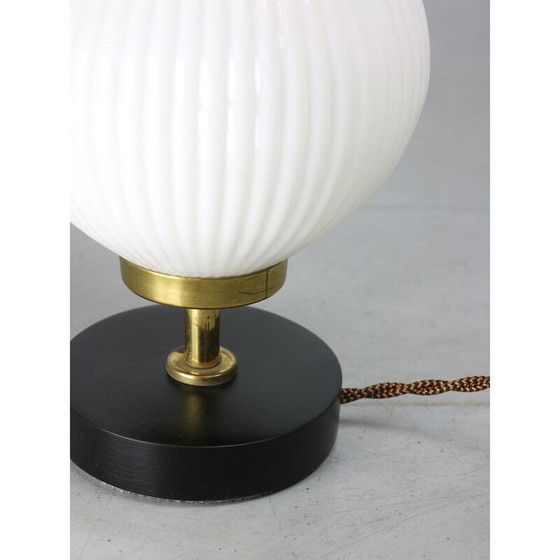 Image 1 of Mid Century messing & opaline tafellamp
