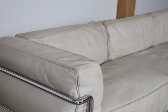 Image 1 of Cassina Lc3 Sofa van Le Corbusier in gebroken wit leer, Italië 1980S