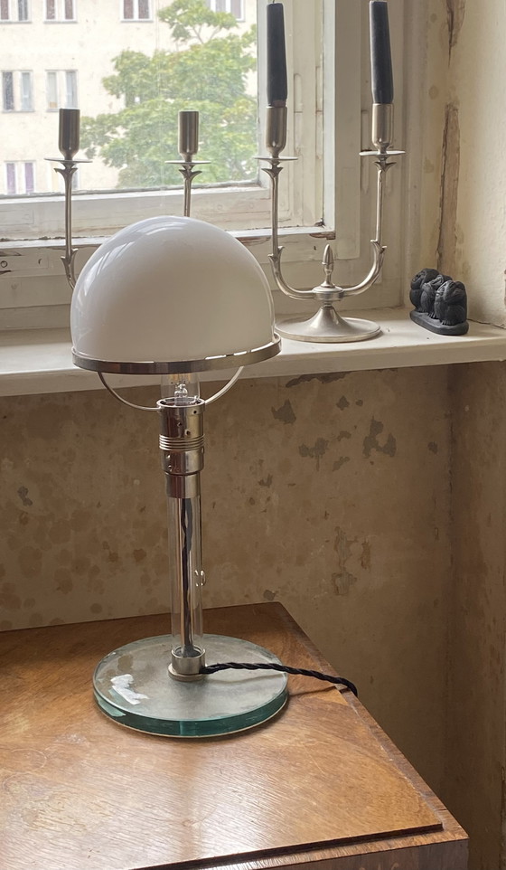 Image 1 of Carl Jacob Jucker / Wilhelm Wagenfeld Tafellamp 'glazen lamp'