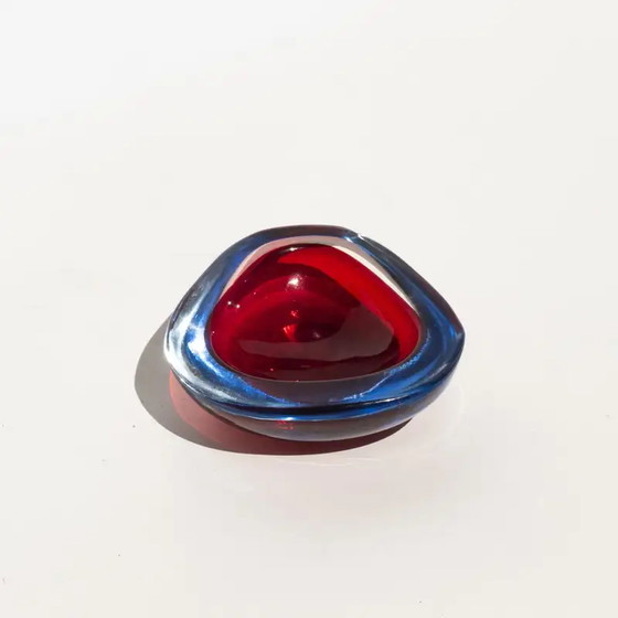 Image 1 of VIntage driehoekig massief Italiaans ''Sommerso'' Muranoglas, Flavio Poli stijl