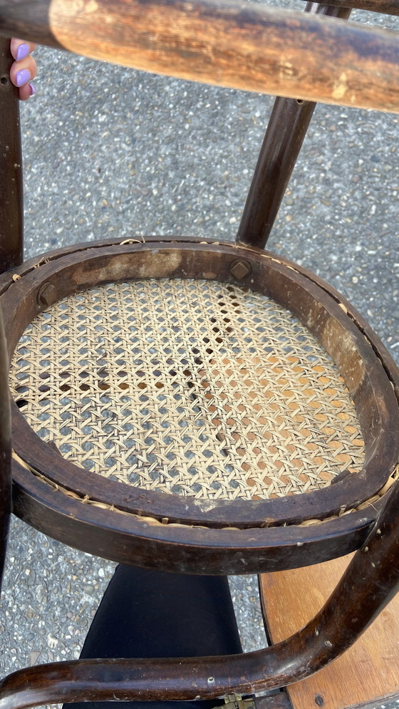 Image 1 of Antieke Thonet Kinderstoel bentwood met webbing met tafeltje