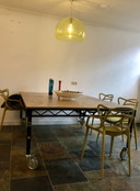 Houten werk tafel met metalen frame verrijdbaar en in hoogte verstelbaar