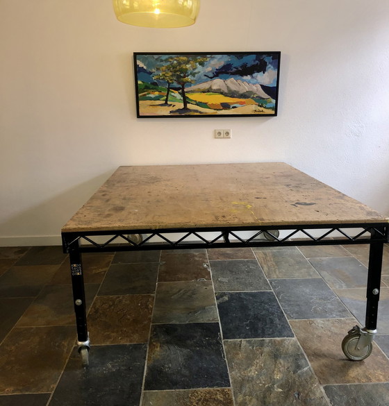 Image 1 of Houten werk tafel met metalen frame verrijdbaar en in hoogte verstelbaar