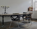 Houten werk tafel met metalen frame verrijdbaar en in hoogte verstelbaar