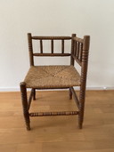 Vintage driehoek stoeltje met biezen zitting