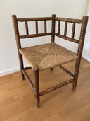 Vintage driehoek stoeltje met biezen zitting