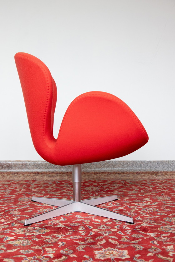 Image 1 of Twee Iconische Swan Lounge Chairs Van Fritz Hansen