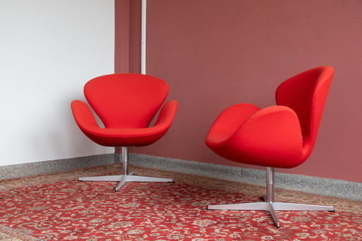 Twee Iconische Swan Lounge Chairs Van Fritz Hansen