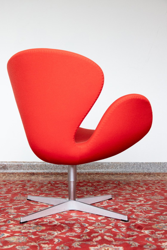 Image 1 of Twee Iconische Swan Lounge Chairs Van Fritz Hansen