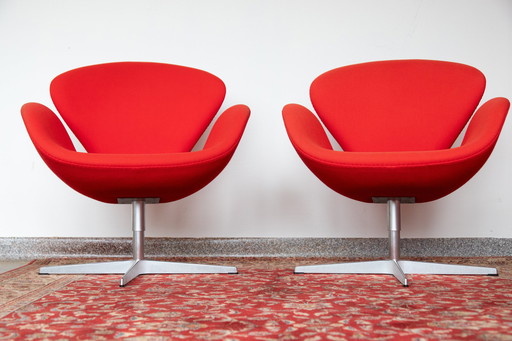 Twee Iconische Swan Lounge Chairs Van Fritz Hansen