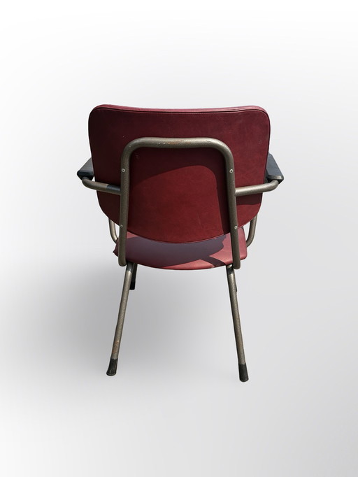 Mooie Originele Gispen R5 Armstoel Uit De Jaren 60 Grijs Metalen Frame , En Bordeaux Rood Skai. 