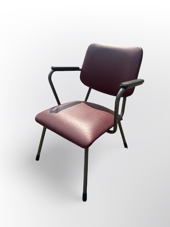 Image 1 of Mooie Originele Gispen R5 Armstoel Uit De Jaren 60 Grijs Metalen Frame , En Bordeaux Rood Skai. 