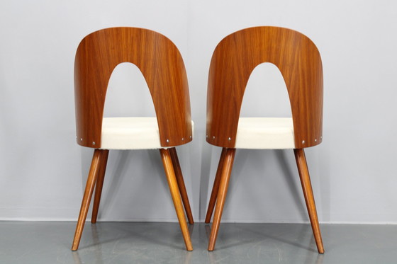 Image 1 of 1960S Antonin Suman Paar gerestaureerde stoelen in walnoot afwerking