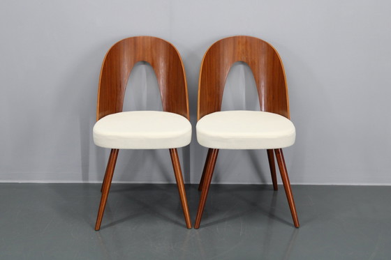 Image 1 of 1960S Antonin Suman Paar gerestaureerde stoelen in walnoot afwerking