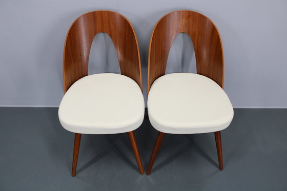 Image 1 of 1960S Antonin Suman Paar gerestaureerde stoelen in walnoot afwerking