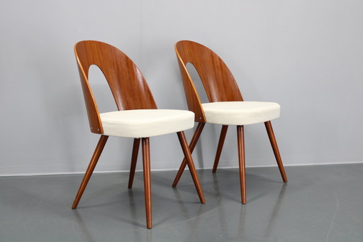 1960S Antonin Suman Paar gerestaureerde stoelen in walnoot afwerking