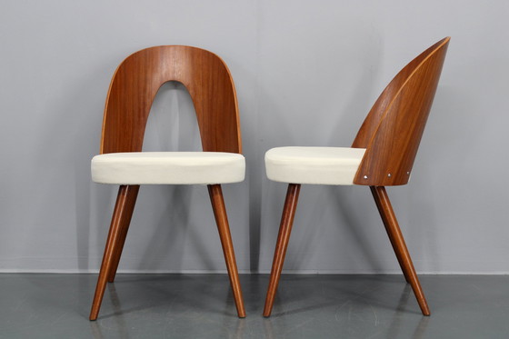 Image 1 of 1960S Antonin Suman Paar gerestaureerde stoelen in walnoot afwerking