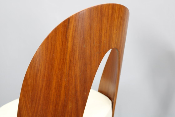 Image 1 of 1960S Antonin Suman Paar gerestaureerde stoelen in walnoot afwerking