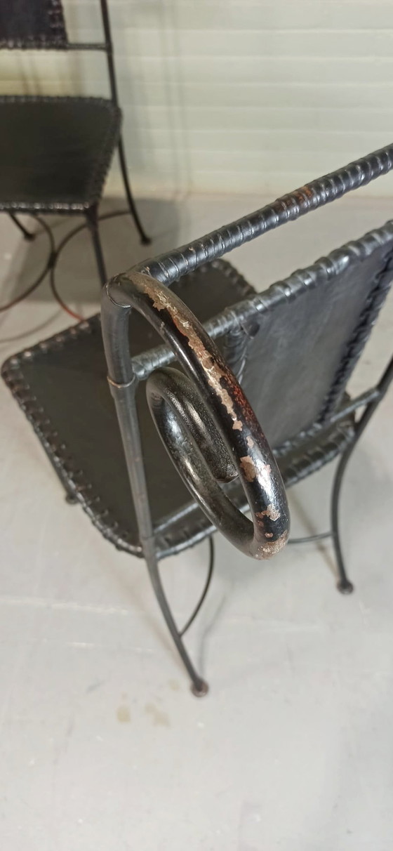 Image 1 of 4 Zwarte smeedijzeren en leren stoelen