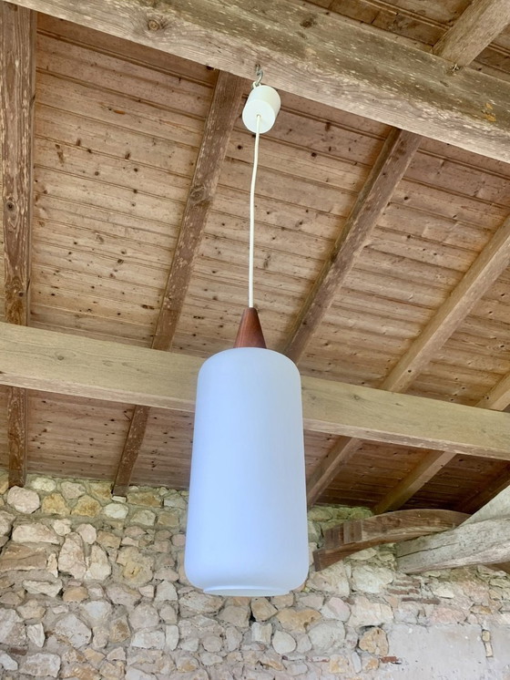 Image 1 of Scandinavische hanglamp van opaline en teakhout, jaren 1960