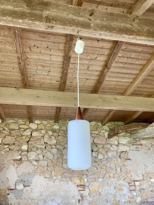 Scandinavische hanglamp van opaline en teakhout, jaren 1960