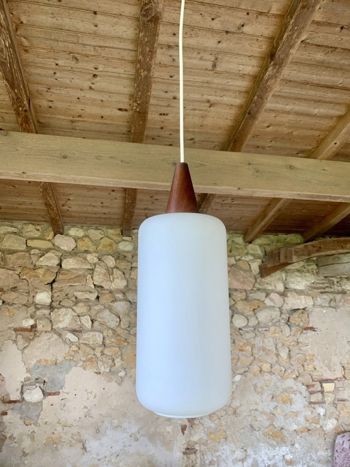 Scandinavische hanglamp van opaline en teakhout, jaren 1960