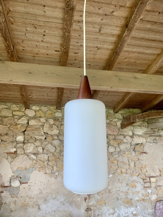 Image 1 of Scandinavische hanglamp van opaline en teakhout, jaren 1960