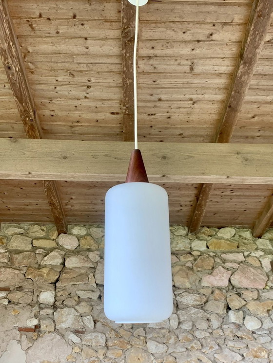 Image 1 of Scandinavische hanglamp van opaline en teakhout, jaren 1960