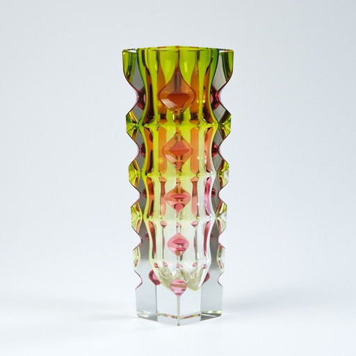 Oldrich Lipsky vaas van gelaagd en geslepen glas voor Novy Bor Exbor, Tsjechoslowakije, ca. 1964