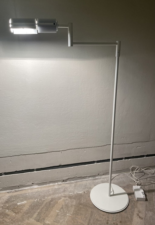 Witte Verstelbare Staande Lamp Haloprofil Door Victor Frauenknecht Voor Swiss Lamp International Ag