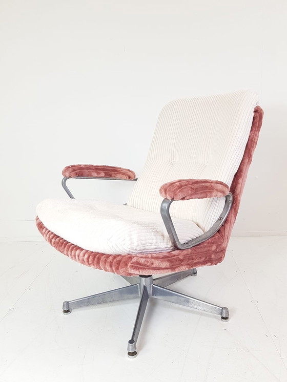 Image 1 of Vintage Strassle Fauteuil | Draaifauteuil Roze Witte Ribstof